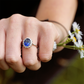 Megan B White prsten z bílého zlata a modrým zirkonem