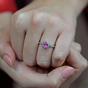 Alice P White - zásnubní prsten z bílého zlata s růžovým zirkonem