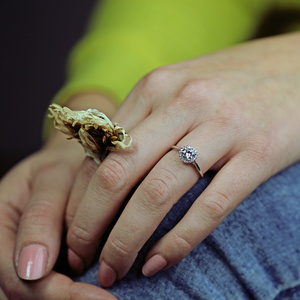 Emily White - honosný zásnubní prsten z bílého zlata