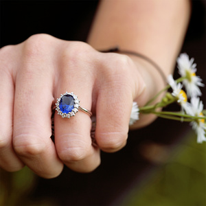 Megan B White - prsten z bílého zlata a modrým zirkonem