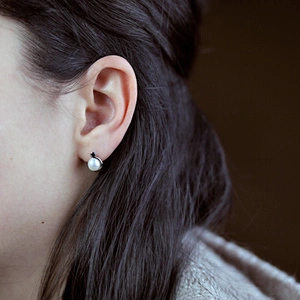 Nona S Pearl and Smoky Quartz - stříbrné náušnice s perlou a kamenem quartz