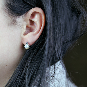Nona S Pearl and Blue Topaz - stříbrné náušnice s perlou a modrým topazem