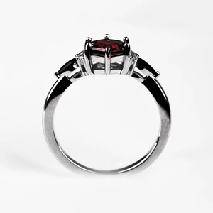 Obelisk Red Black - zásnubní prsten ze stříbra s barevnými zirkony