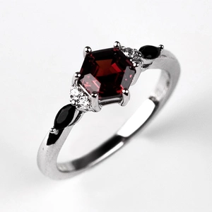 Obelisk Red Black - zásnubní prsten ze stříbra s barevnými zirkony