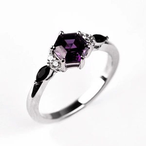 Obelisk Violet Black - zásnubní prsten ze stříbra s barevnými zirkony