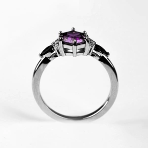 Obelisk Violet Black - zásnubní prsten ze stříbra s barevnými zirkony