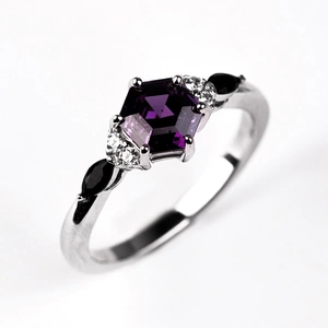 Obelisk Violet Black - zásnubní prsten ze stříbra s barevnými zirkony